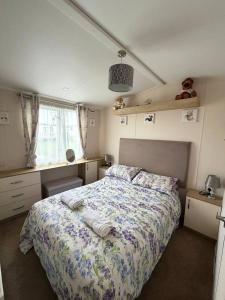 a bedroom with a bed with towels on it at Coastal Escape Bude Resort in Bude +9 photos