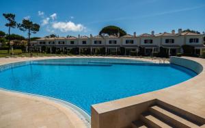 a large swimming pool in front of a building at Vila Bicuda Resort in Cascais