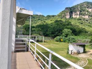 a balcony of a house with a mountain in the background at Mi casa de campo Tlayacapan in Tlayacapan +1 photo