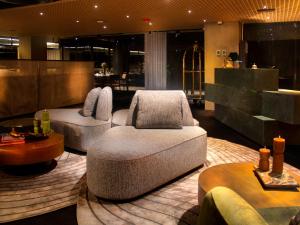 a lobby with two couches and a table at Oliver Mexico City in Mexico City