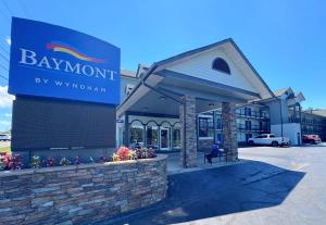 a building with a sign for a baymont by windham at Baymont by Wyndham Sevierville Pigeon Forge in Sevierville