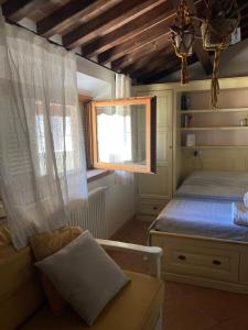 a small bedroom with a bed and a window at Il Cantinone A due passi dal mare in San Vincenzo