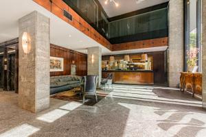 a lobby with a couch and a table at Slaviero Hotel Curitiba Centro in Curitiba