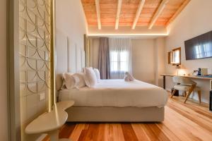 a hotel room with a bed and a desk at Las Torres by Santas Hotels in Altea