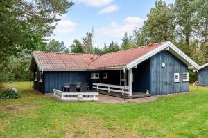 a blue barn with a picnic table in front of it at M396-Vaeggerlose-Torilisvej-3 in Bøtø By