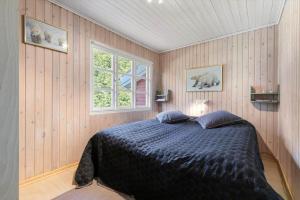 a bedroom with a bed and a window at 84300-Ebeltoft-Bogfinkevej-17 in Fuglslev