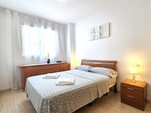 a bedroom with a bed and a window at Apartamento Trebol 2 in Oropesa del Mar