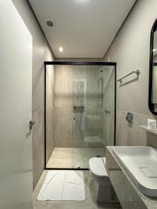 ein Badezimmer mit Dusche, Toilette und Waschbecken in der Unterkunft Hotel Emacite Flex in Mafra + 44 Fotos