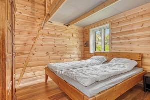 a bedroom with a bed in a log cabin at L40-Rodby-Glentevej-11 in Rødby