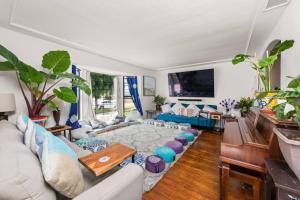 a living room with a couch and a table at Casa Sur in Chula Vista