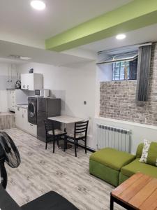 a living room with a green couch and a table at Дом 33 возле клиники Астхик in Yerevan