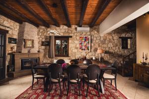 a dining room with a table and chairs at Kidóni Villas in Gaïtánion