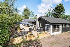 a house with a patio and an umbrella at 30192-Malling-Askvaenget-13 in Malling