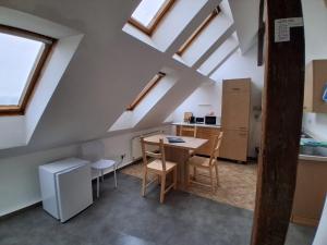 a kitchen with a table and chairs in a room at Mittendrin in Stendal