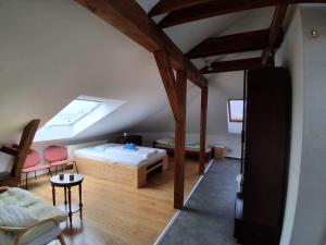 a attic room with a bed and a couch at Mittendrin in Stendal