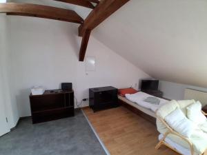 a room with a bed and a chair in a attic at Mittendrin in Stendal
