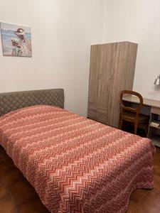 a bedroom with a bed and a table and a desk at Appartamento a Bianco centro in Bianco