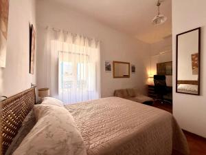 a bedroom with a bed and a window at casa rural excentrico alcala in Vélez de Benaudalla