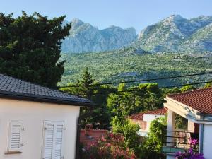 a view of mountains from the roofs of houses at Mandica in Seline