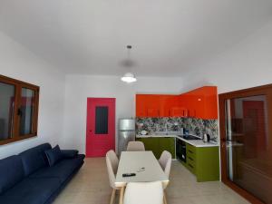 a living room with a couch and a table and a kitchen at Villa Shtëpia në Pyll in Draç
