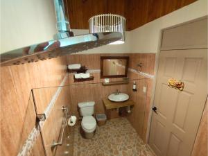 ein Badezimmer mit Toilette und Waschbecken in der Unterkunft Kakao Lodge & Garden Río Celeste in Bijagua