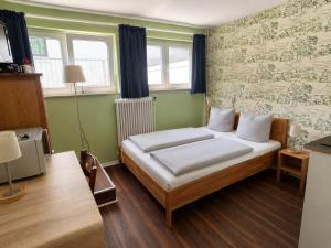a bedroom with a bed in a room at Dana Living Apartment Bremen HBF - Zentrum, Altstadt, Messe, ÖVB Arena, Business Apartment mit Self Check-in in Bremen