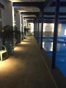 ein leerer Pool mit blauer Beleuchtung in einem Gebäude in der Unterkunft Hotel Aquarius Braunschweig in Braunschweig