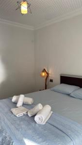 ein Schlafzimmer mit einem Bett, auf dem Handtücher liegen in der Unterkunft Hisar Beach Hotel in Yaylacık