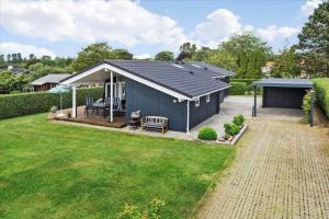 a small shed with a bench and a table at 30042-Malling-Peter-Eriksens-Vej-20 in Malling