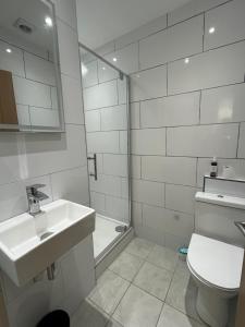 a bathroom with a sink and a toilet and a tub at Casa Azul in Plumstead