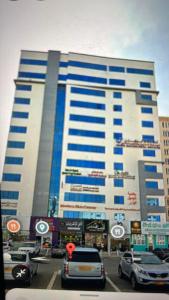 a large building with cars parked in a parking lot at مكتب للايجار in Ma‘ābīlah