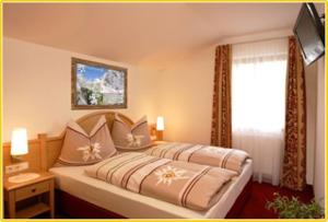 Łóżko lub łóżka w pokoju w obiekcie Hotel - Pension Ötzmooshof
