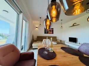 ein Wohnzimmer mit einem Holztisch mit Gläsern darauf in der Unterkunft Vale in Benkovac