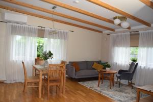 a living room with a couch and a table at 50 ruutmeetrit in Tallinn
