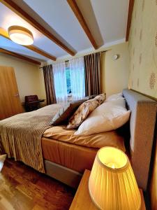 a bedroom with a bed with a lamp and a table at 50 ruutmeetrit in Tallinn