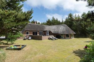 a house with a thatched roof on a yard at 1056-Klegod-Lyngvejen-10 in Klegod