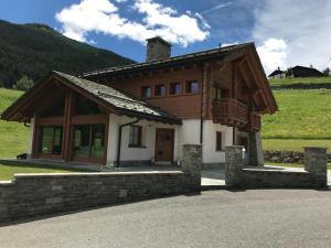 a small house with a wooden roof at Chalet Taulei tra Bormio e Livigno in Valdidentro +49 photos