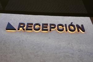 a sign with the word reception on a wall at Casa Reyes El Palmar in El Palmar