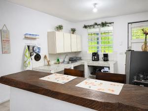 a kitchen with a wooden table and a counter top at ECOHostal las Hamacas in Villamaría