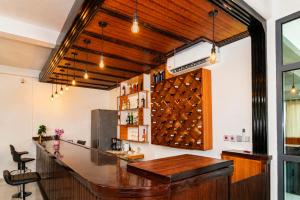 a bar in a room with a bunch of wine bottles at Résidence APOW in Agogoudjou