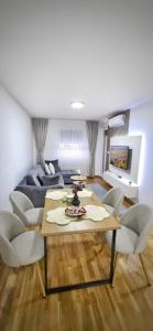 a living room with a table and chairs at Apartman Doboj in Doboj