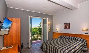 Un televizor și/sau centru de divertisment la Hotel Apuana