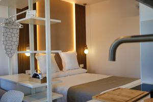 a small room with a bed and a table at Casa Reyes El Palmar in El Palmar