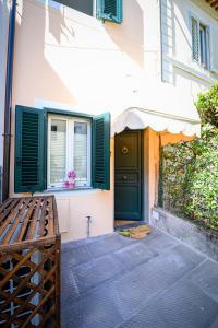a building with awning and a door with a window at Dimora l'Arancio in Lucca