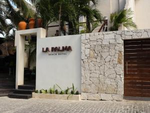 a building with a sign that reads la palma flash hotel at La Palma Beachfront Hotel Boutique in Cancún