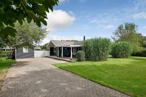 a house with a driveway in front of a yard at C11704-Hemmet-Rylevaenget-33 in Hemmet