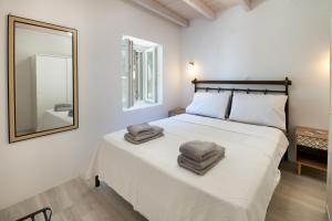 a bedroom with a large bed with towels on it at Amaranthus house in Longós