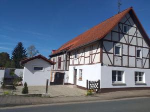 a white and brown house with a red roof at Alt Dwinge in Zwinge
