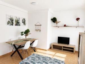 a dining room with a table and a television at El Akito apartamento in Huéscar
