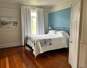 a bedroom with a bed and a window at Auberge La Seigneurie in Matane